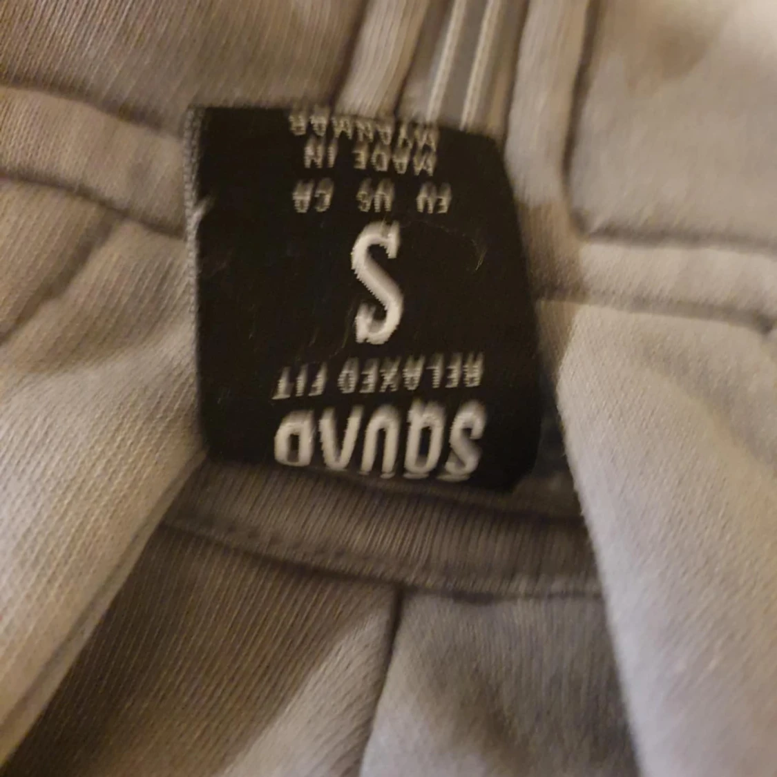 Grå hoodie från Squad med tryck - 2