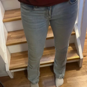 Ljusblåa lågmidjade bootcut jeans - Ljusblåa lågmidjade bootcut jeans i strl 38 från Gina tricot. Använda en gång och är därför i nytt skick!