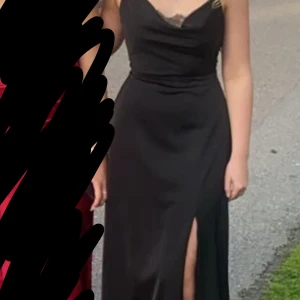 Svart balklänning  - Superfin lång klänning passande till bal. Den är svart i silke/satin liknande material, rätt låg i ryggen med spets och en spetsbit i urringningen. Dragkedja i sidan och slit i sidan, lång nog att inte visa något! Jag är 164 och den går att ha med högre klackar för mig (: Hör av er för fler bilder eller frågor!💞