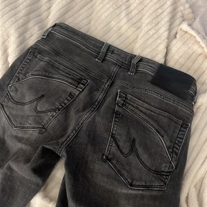 Grå jeans från LTB - Säljer ett par grå jeans från LTB. Jeansen har snygga slitningar och tvättad look som ger extra karaktär. 