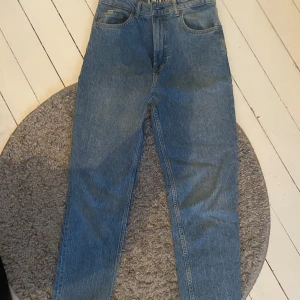 Blå jeansbyxor från Karve - Säljer ett par klassiska blå jeansbyxor från Karve i modellen 'Girlfriend'. Byxorna har normal passform och raka ben.  Storlek S