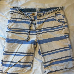 Randiga shorts med bälte - Randiga shorts från scotch and soda. Sparsamt använda och i bra skick 