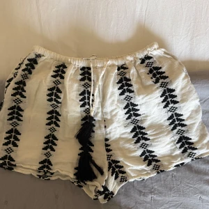 Shorts - Säljer dessa sjukt mysiga och bekväma mjukisshorts som är perfekta till stranden nu i sommar, köpa i Spanien på pull en bear förra året och är som nyskick!💕