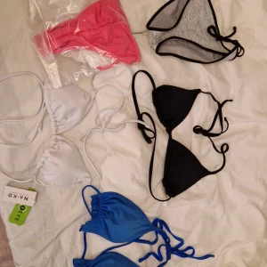 Bikini - Mix and match bikinitoppar (3) och underdelar (2). Dom är sparsamt använda/inte använda alls. Allt är självklart tvättat. Säljer då de inte passar mig. Perfekta för sommaren och att mixa &matcha med! Alla är från na-kd.  