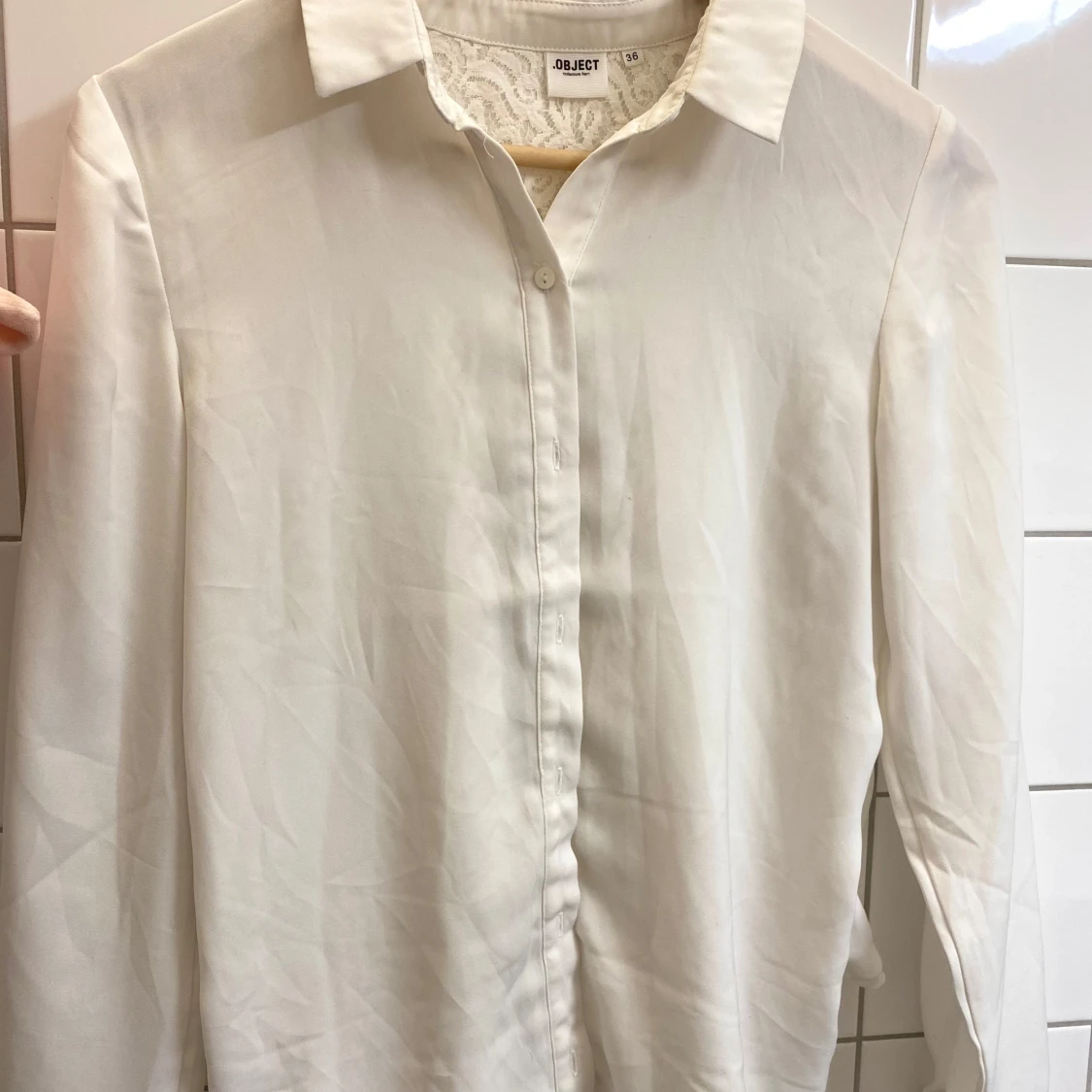 Vit blus med spetsdetalj