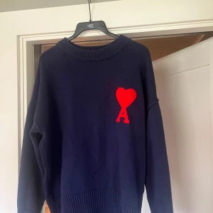 Ami Paris tröja - Säljer nu min Ami Paris tröja i storlek L säljer den nu eftersom jag tycker den är lite för stor tröjan är i bra skick.