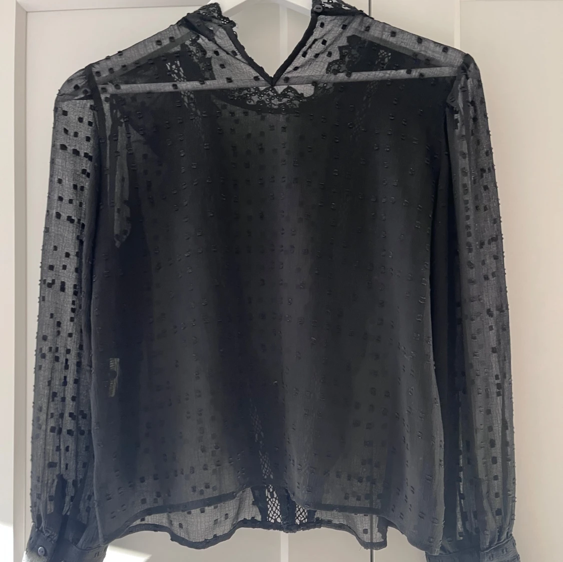 Svart blus med spets - 1