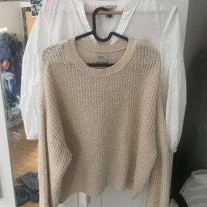 Beige stickad tröja från Pacific Republic - Mysig beige stickad tröja från Pacific Republic med grovstickad struktur och rund halsringning. Perfekt för lager-på-lager och enkel att matcha med olika outfits. Långärmad och avslappnad passform.