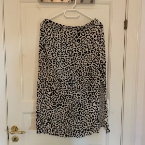 Leopardmönstrad långkjol från Amisu - Säljer en snygg långkjol från Amisu i leopardmönster. Kjolen har en rak passform och är tillverkad i ett lätt och mjukt material. Det är en slits på sidan 💖 Storlek M/38. Använt fåtal gånger, inga synliga tecken på användning 💖