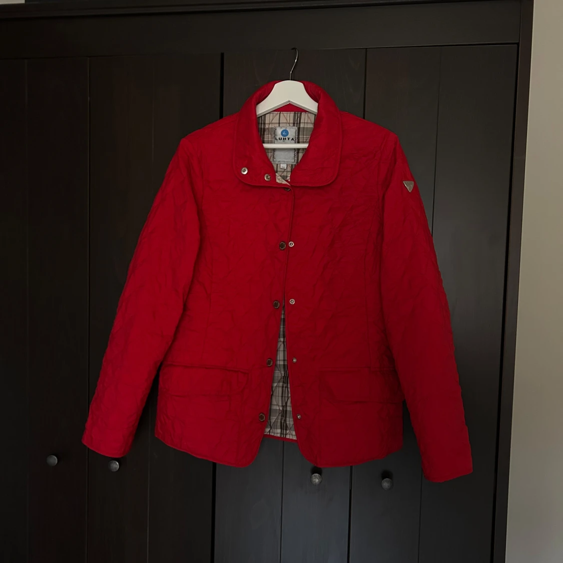 Röd quiltad underjacka i dun från Luhta - 1
