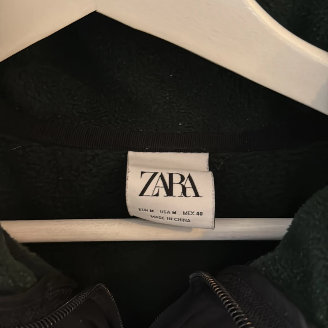 Mörkgrön fleece-tröja från Zara - 2