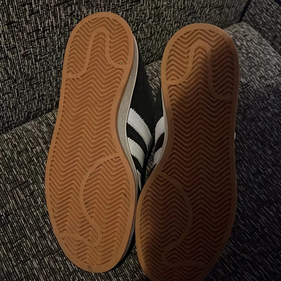 Svarta och vita Adidas sneakers - 2