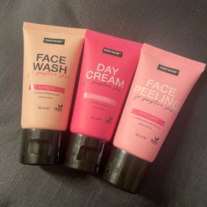 Sence ansiktsvårdskit för känslig hud - Set med tre ansiktsprodukter från Sence: Face Wash, Day Cream och Face Peeling, alla för känslig hud. Tuberna är i rosa och beige toner, 50 ml vardera. Veganska och parfymfria produkter, perfekta för daglig hudvårdsrutin.