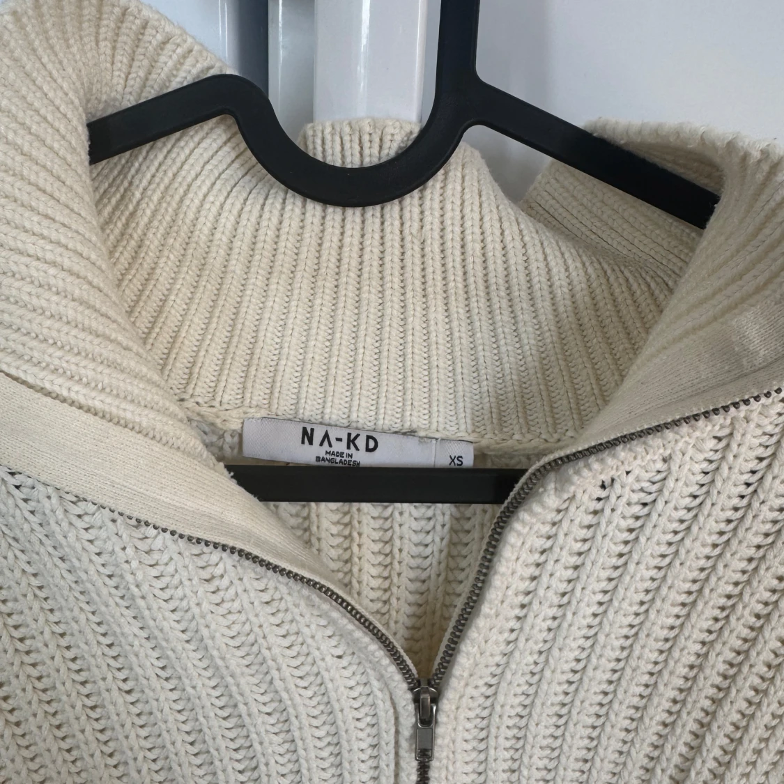 Vit stickad tröja med dragkedja  - 1