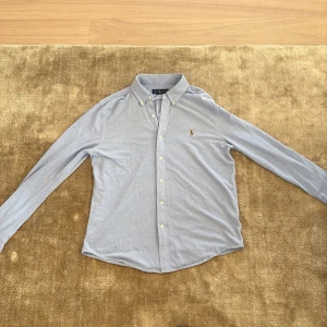 Ljusblå Skjorta från Polo Ralph Lauren - Säljer en riktigt skön skjorta från Polo Ralph Lauren. Mycket bra skick och storlek M. Modellen heter Oxford Knit. Pris kan självklart diskuteras