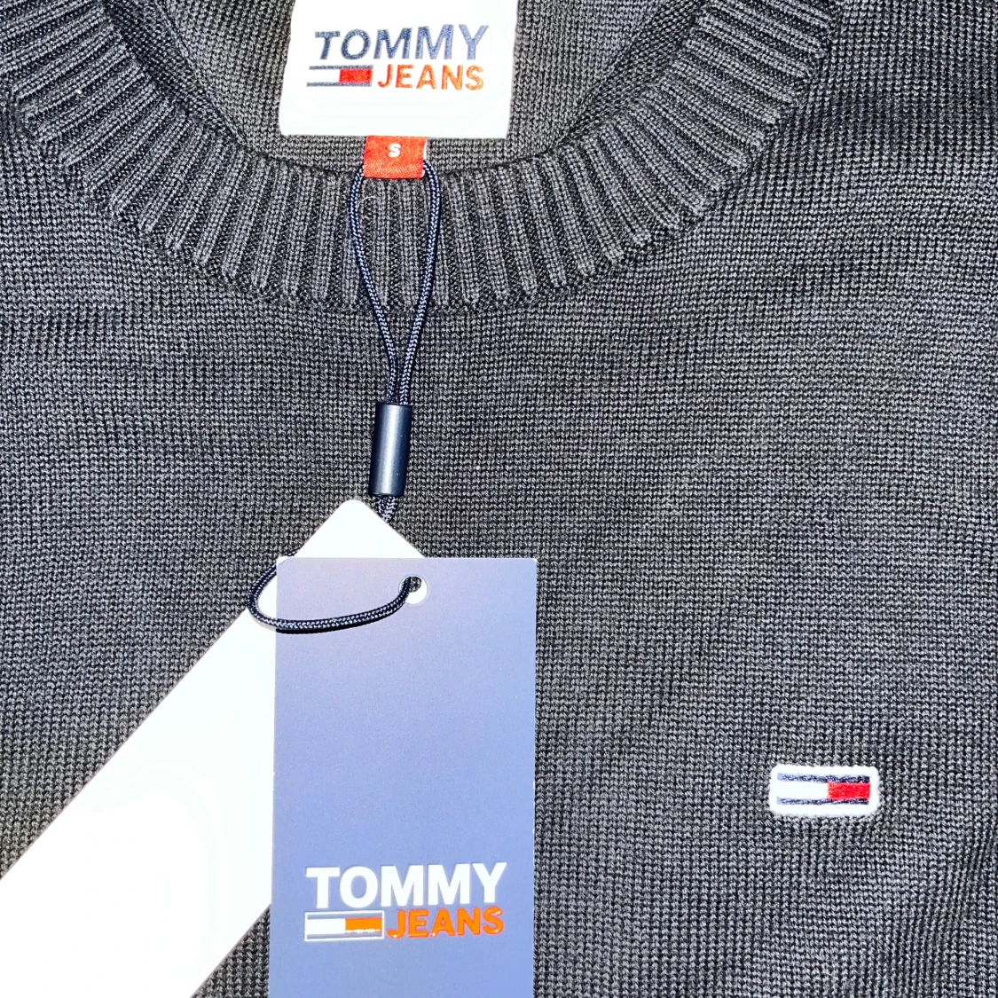 Svart stickad tröja från Tommy Jeans - 2