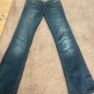 Lågmidjade Lee jeans  - Super fina lågmidjade bootcut jeans ifrån Lee❤️ super bra skick!❤️