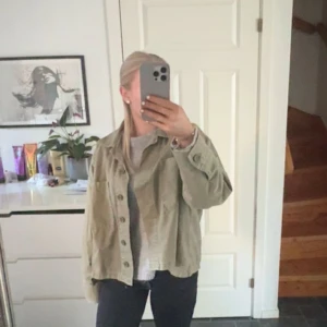 Grön jacka zara - säljer den här snygga jackan ifrån zara i storlek S då den inte kommer till användning 💕perfekt för sommaren