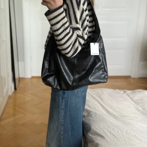 Svart axelväska från Pull&Bear - Säljer denna väska från Pullk& Bear som är helt ny och aldrig använd! Den är i mycket fint skick☺️