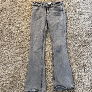  Lågmidjade Jeans från Lager 157 - Säljer ett par ljusgrå bootcut jeans med låg midja. De är från Lager 157 i storlek S (Full Length) och har använts ett par gånger.