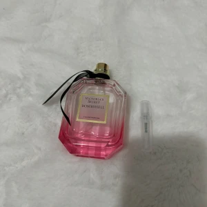 Victoria's Secret Bombshell 2 ml - Säljer 2 ml av denna parfym mycket god och fräsch doft