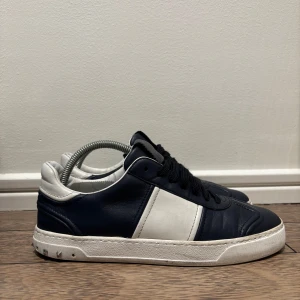 Mörkblå Flycrews - Flycrew i bra skick. Använt i nån månad. Storlek 40 men sitter som 41. Skriv om du har frågor!