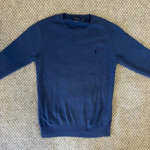 Polo Ralph Lauren crewneck - Mörkblå ziphoodie från polo ralph lauren. Storlek M, sitter som en S/M. I mycket fint skick, inga skador eller fläckar. Hör gärna av dig vid frågor😉👊🏽