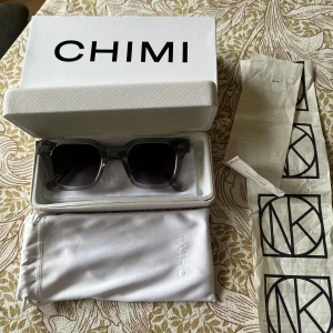 Chimi 04 Grey - Snygga solglasögon från CHIMI i modellen 04. Dem är i nyskick, bara använda någon enstaka gång. Allt og följer med och det finns även kvitto.  Pris ej hugget i sten. Vid frågor eller funderingar är de bara höra av sig!!😁