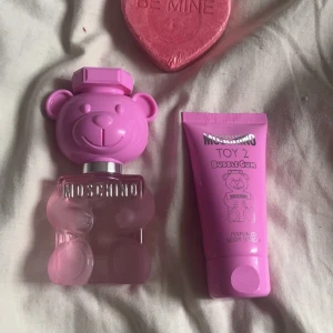 Parfym från moschino med en body lotion och badbomb - Säljer denna parfymen då jag aldrig har använt den. Man får med en body lotion och en badbomb på köpet. Allt är oöppnad! Köpt för 450. Börjar att sälja från 250 då det är oöppnat! Skriv vid frågor eller vid diskussion av pris. 