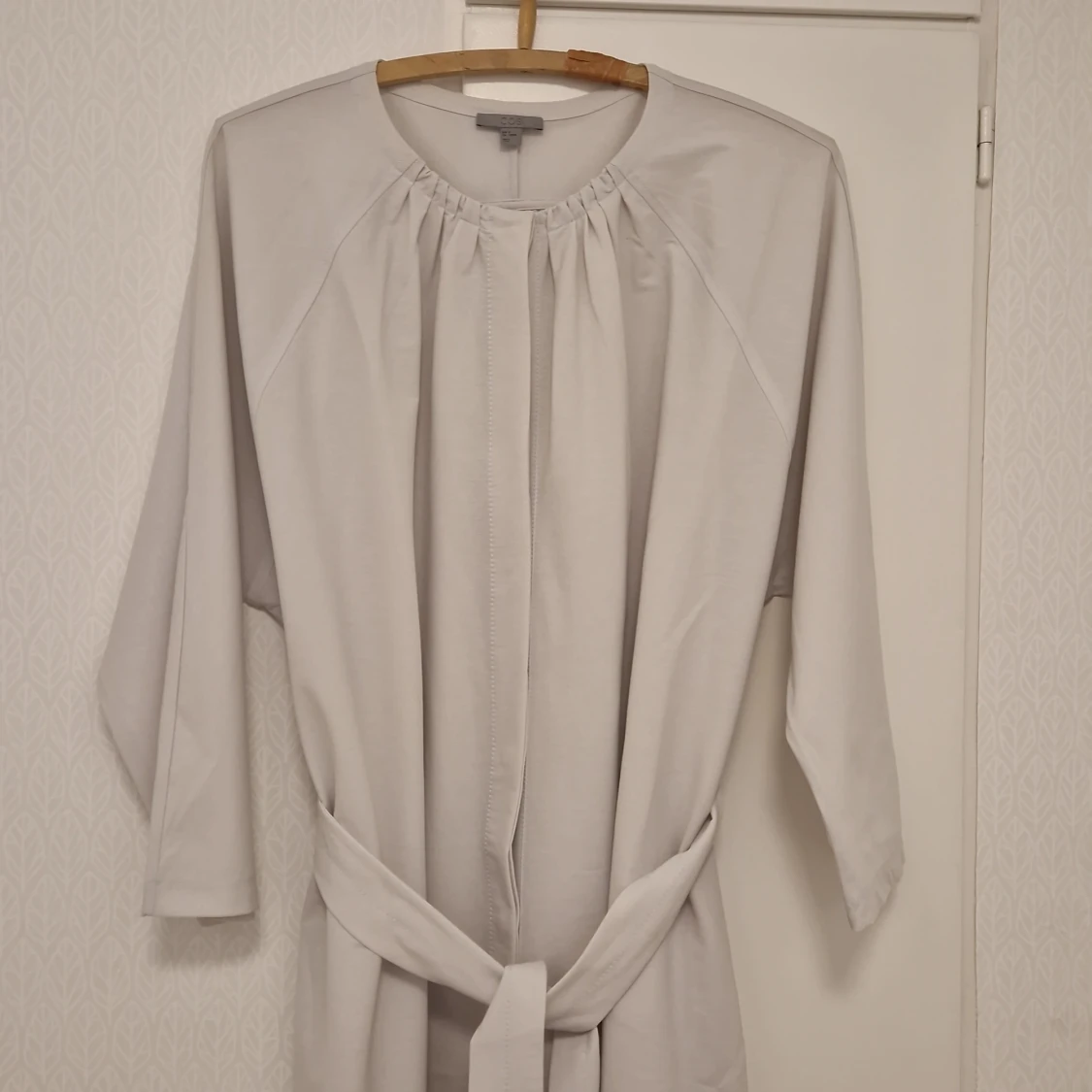 Ljusgrå/ljusblå långklänning med bälte från COS - 3