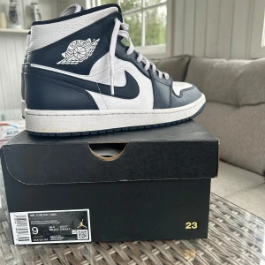 Nike Air Jordan 1 Mid i svart och vitt - Säljer ett par Nike Air Jordan 1 Mid använda fåtal gånger så fint skick