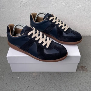 Maiden Margiela skor  - Säljer ett par sköna Maison Margiela skor i skick 10/10   Storlek 43   Allt fås med på bild   Tveka inte på att höra av er vid fler frågor   Mvh