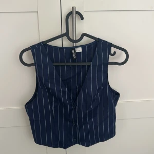 Mörkblå randig väst från HM - Västen användes en gång till en utklädnad och den var väldigt bekväm! 