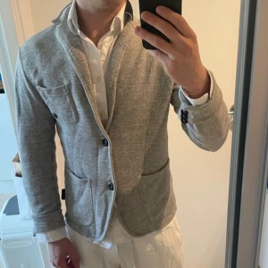 Grå Cardigan  - Säljer en stilren grå cardigan från Tom Tailor. Perfekt för en mer dressad stil i vardagen. Storlek S i mycket fint skick. Pris kan diskuteras vid snabb affär!