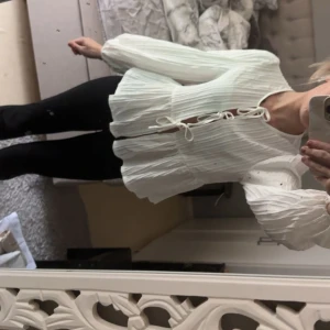 Vit blus - Säljer en söt blus från SHEIN som aldrig är använd då de inte riktigt va min stil🥰