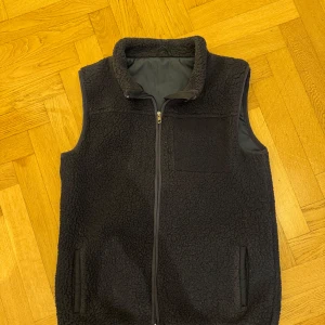 Marinblå fleeceväst med dragkedja - Säljer en fet marinblå fleeceväst med dragekejda och två fickor. Västen är perfekt för kyligare kvällar nu till sommaren. Storlek S. Priset är ej hugget i sten💰. Skriv vid frågor eller funderingar så svarar jag snabbt!!