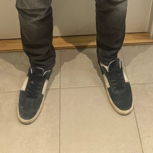 Valentino flycrew navy - Säljer nu mina valentino flycrew i storlek 42. Väldigt använda men går att ordna upp med mockatvätt och nya sulor!! Inget man tänker på jättemycket vid användning! 6 nitar saknas. Vid frågor hör av er.