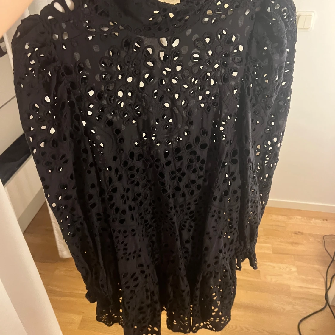 Svart broderad kortklänning med volang - 2