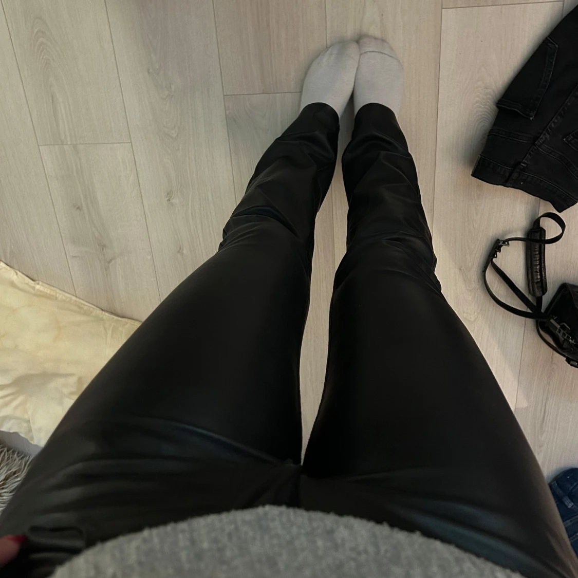 Svarta skinnbyxor med normal passform - 3