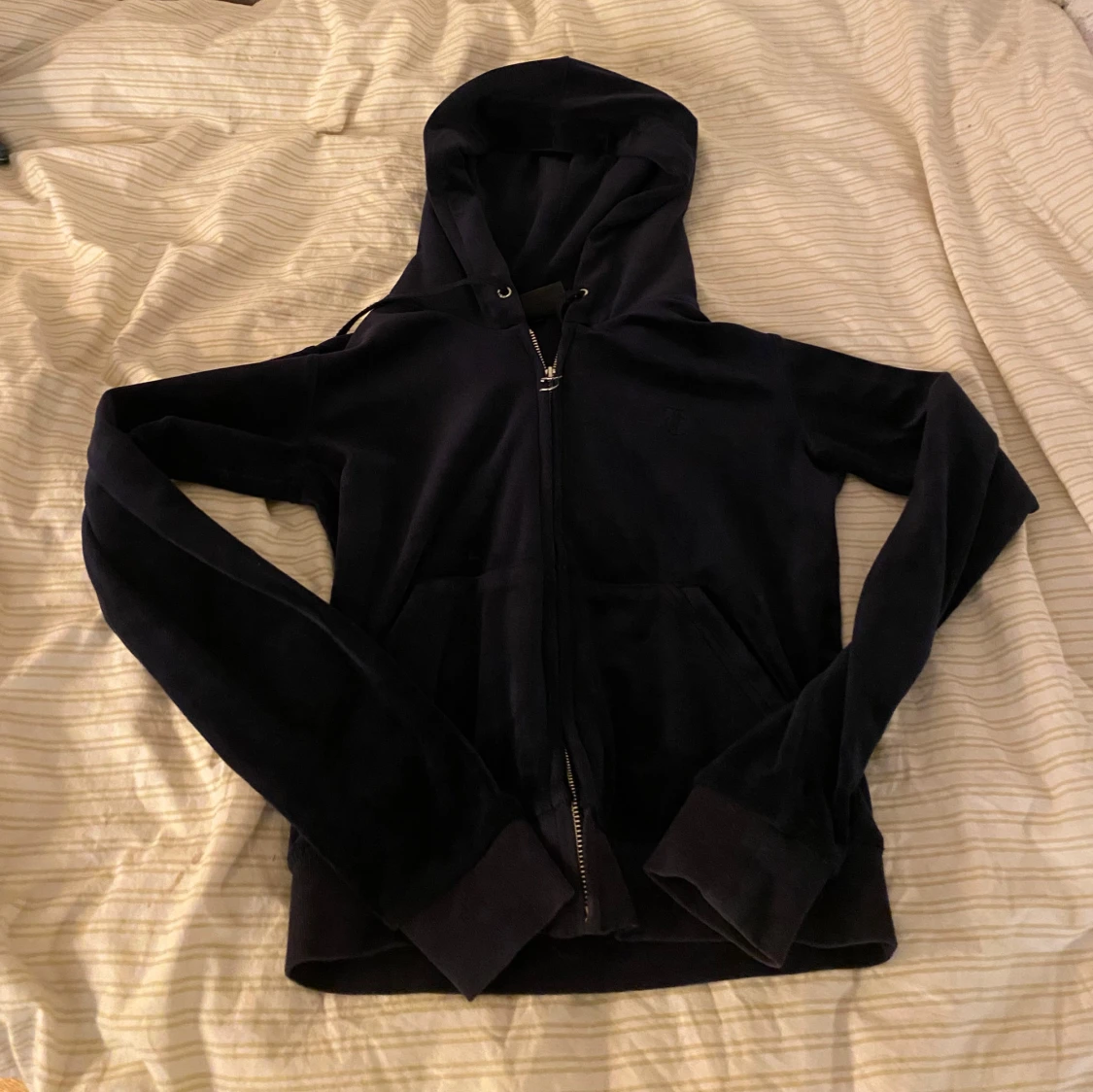 Mörkblå velour hoodie från Juicy Couture
