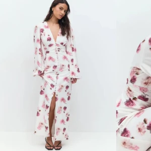 Gina tricot Adoore klänning - Säljer min populära klänning som liknar adoore från Gina! Den är helt oanvänd har dock råkat dra av lappen men aldrig använd! Storlek 36. Den finns ej kvar på Gina och är jättesvår att få tag i, kom med prisförslag men säljer ej under 550 köpte för 600kr❤️