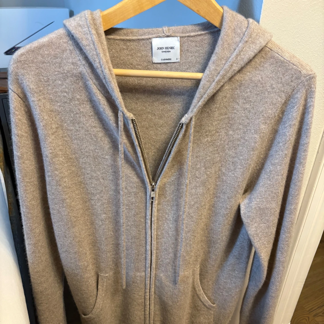 Beige hoodie i kashmir från John Henric - 1