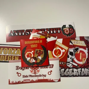 Degerfors IF klistermärken - Ett set med klistermärken för Degerfors IF, perfekt för dig som vill visa ditt stöd för laget. Färgglada motiv med klubbens emblem, slagord och supporterbudskap. Passar att sätta på datorn, mobilen eller andra ytor.