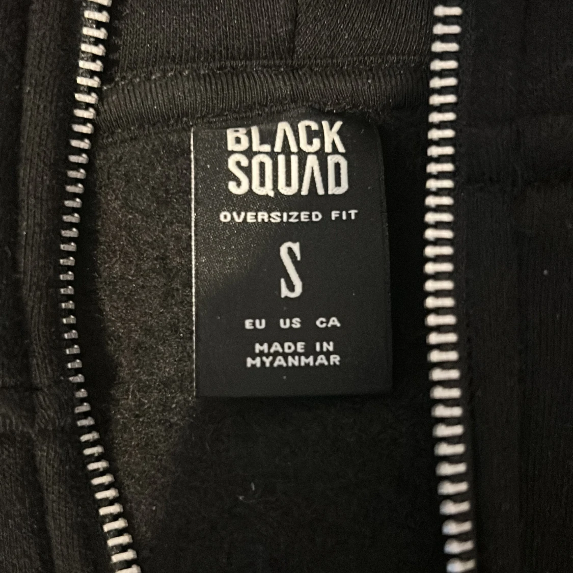 Svart hoodie med flames och text från Black Squad - 1