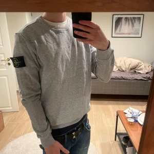 Stone Island - Stone island hoodie grå, storlek M och passar m ganska bra small hade den också kunnat passa, 9/10 i skick, vid frågor är det bara att DMa!