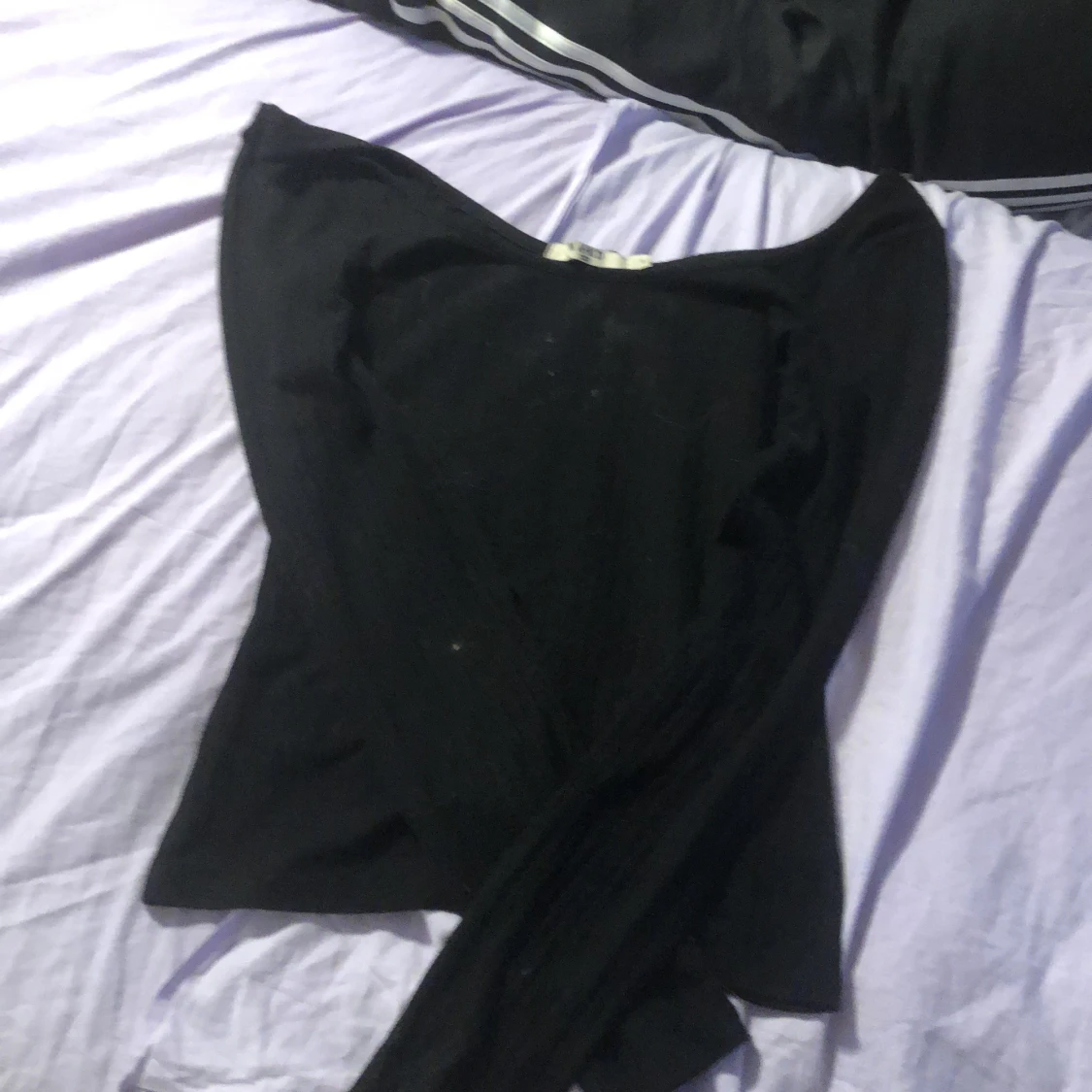 Svart långärmad topp med bred ringning