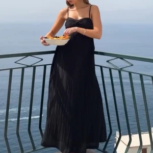 Adoore klänning  - Säljer min superfina Adooreklänning som aldrig kommit till användning, helt ny med etiketter kvar så som ny! Helt slutsåld och kommer inte komma in i sortimentet igen! Pris går att diskutera.