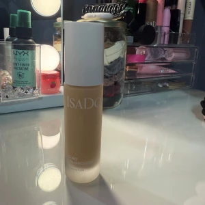 MAC Studio Sculpt SPF 15 Foundation - MAC Studio Sculpt Foundation med SPF 15 i en beige nyans. Kommer i en tub med svart kork och är perfekt för att skapa en jämn och naturlig bas. Ger medium till full täckning och har en krämig konsistens. 200 för båda 🤩båda är helt nya, endast packat upp men var fel nyans för mig tyvärr ✨