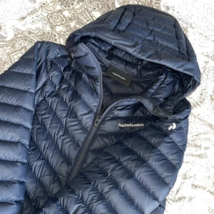 Peak Performance jacka - Jackan är köpt på Stadium och knappt använts. Väl omhändertagen och Legat i garderoben ett bra tag. Slutade användas då jag tröttnade snabbt och byter stil ofta😊