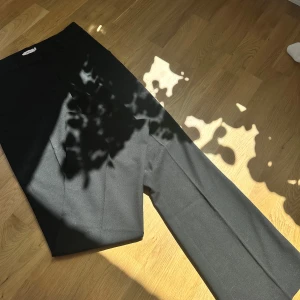 Kostymbyxor från Nelly  - Helt nya kostymbyxor från Nelly, strl 34 och är lite vida ner till. Supersnygga, säljer för 200 kr